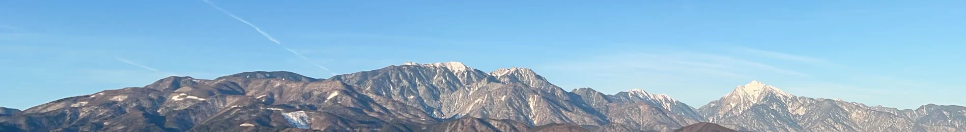 山梨から望む山々の稜線