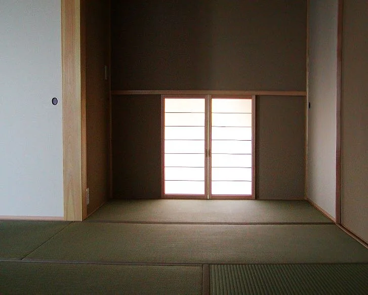 低い障子窓から光が入る和室。