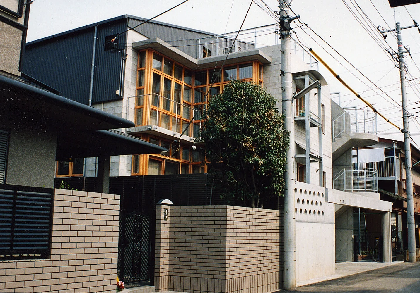 街路から見た二世帯住宅。