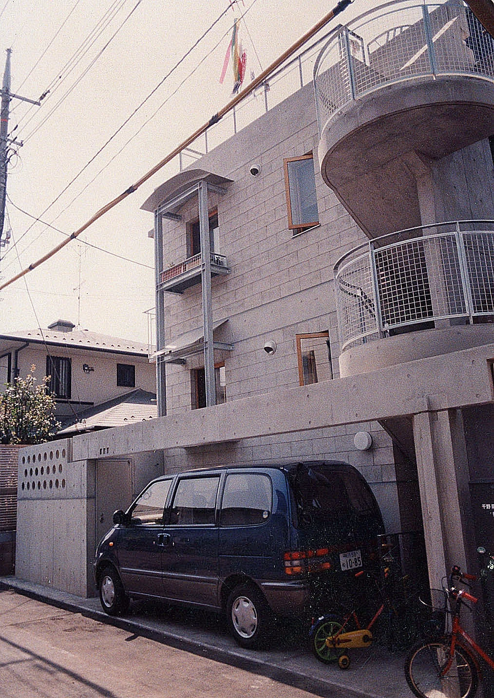 前面道路と住まいの距離。