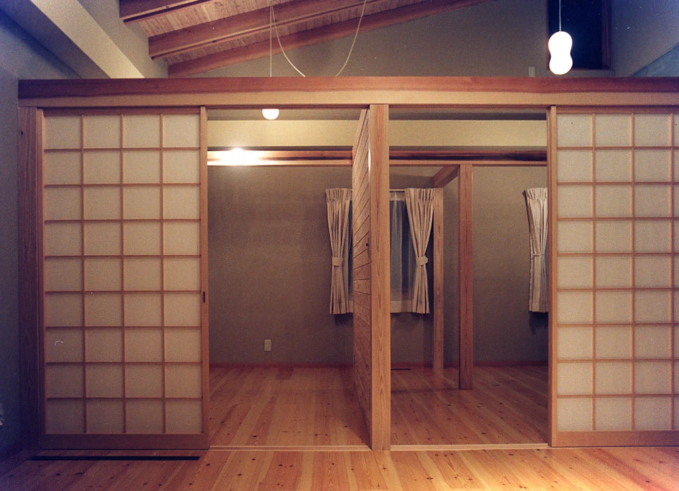 建具を開くと、ひと続きになる空間。