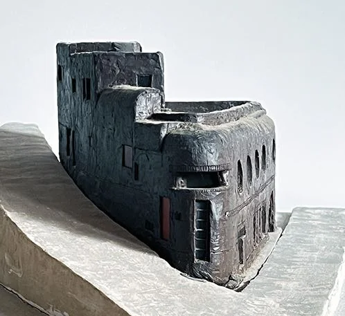 紙や粘土などで検討した建築模型。