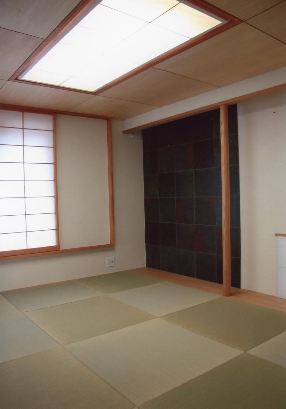 障子と畳に包まれる和室。