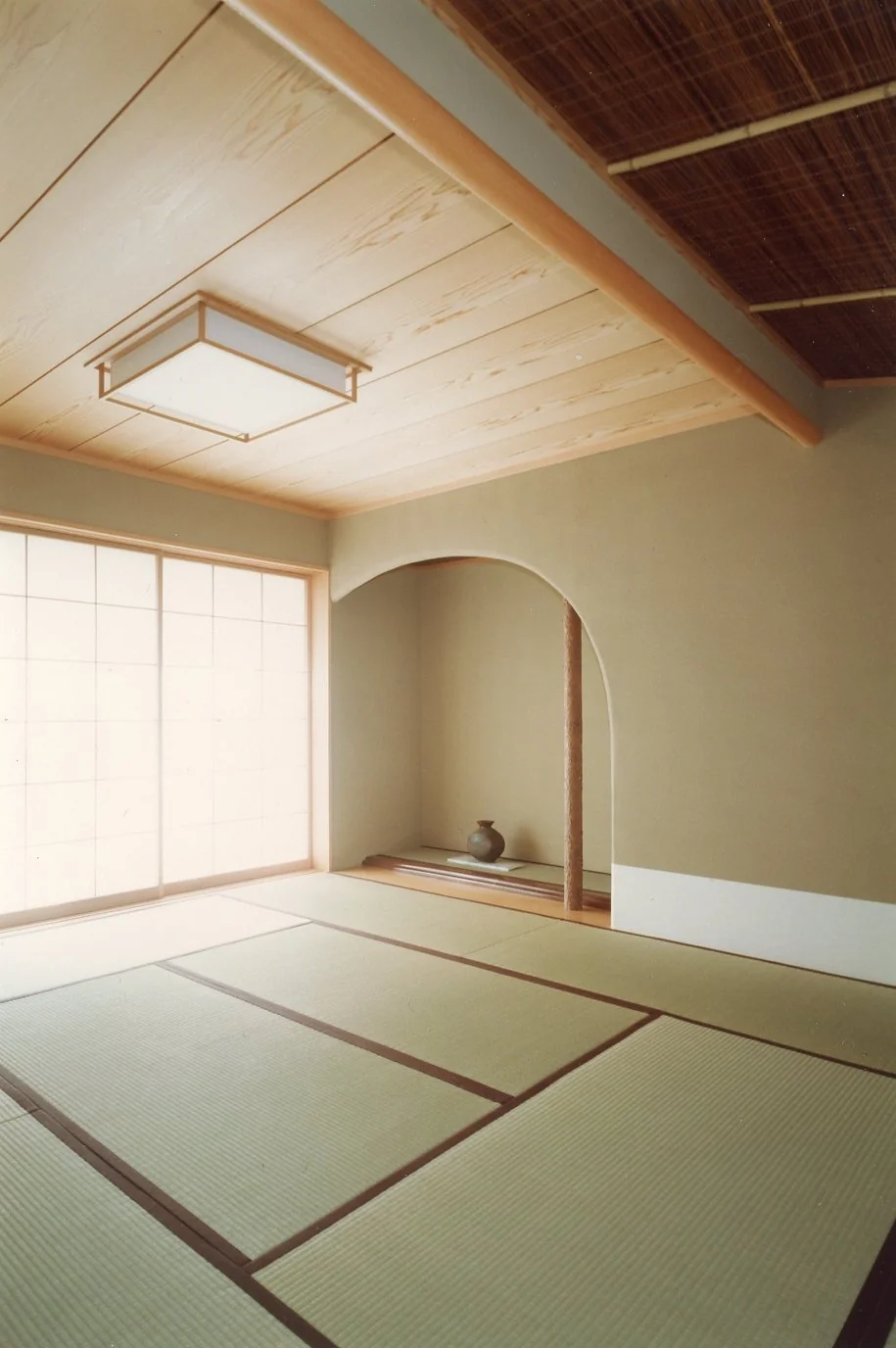 木の天井と畳の部屋。